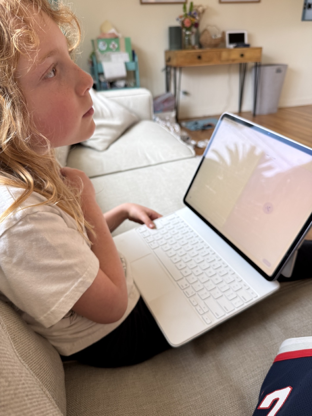 Child using StorySafari on an iPad